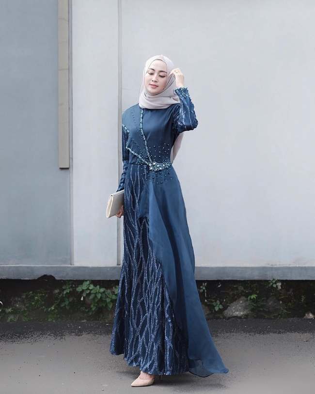 7 Referensi Dress Graduation Hijab yang Elegan dan Modis