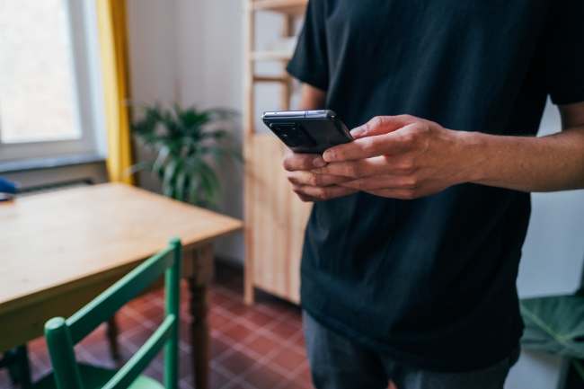 10 Cara Menghasilkan Uang Lewat HP Tanpa Modal Terbukti Cair