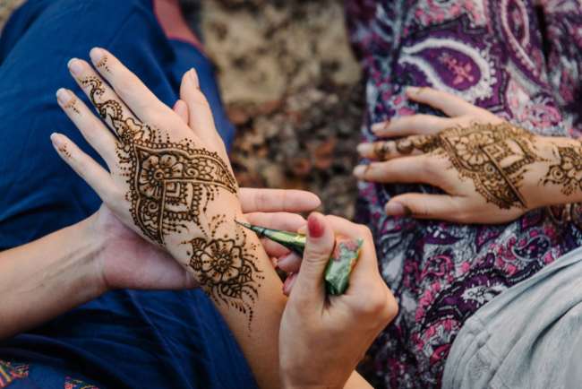 9 Model Henna Simpel Cantik, Cocok untuk Tunangan & Menikah