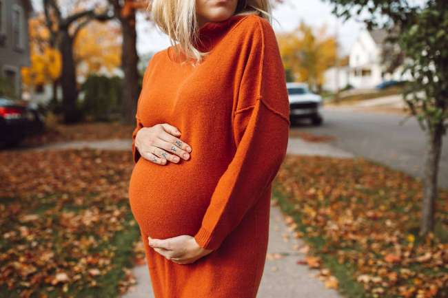 8 Outfit Knit Dress untuk Ibu Hamil, Cocok untuk Maternity Shot!