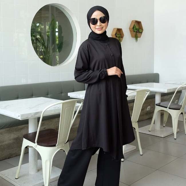 10 OOTD Tunik Hitam untuk Hijabers untuk Acara Resmi & Kasual