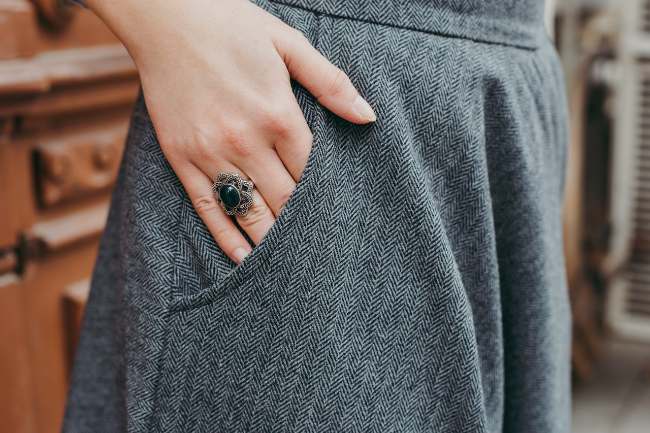 10 OOTD Celana Abu Abu Pria dan Wanita yang Cozy Abis!