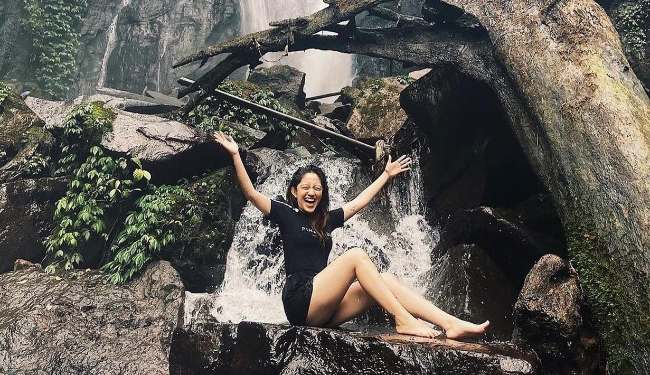 8 Ide Outfit OOTD ke Air Terjun yang Nyaman Tapi Fashionable