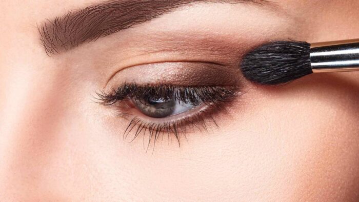 Aplikasikan Eye Make Up