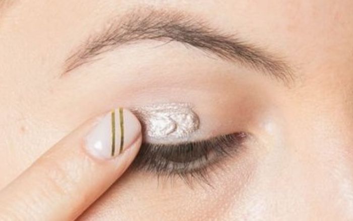 Aplikasikan Eyeshadow Menggunakan Jari Atau Kuas