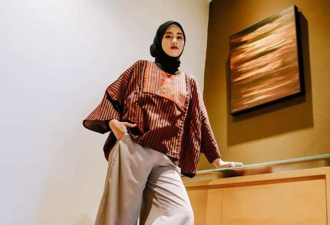 Batik Coklat dan Celana Panjang
