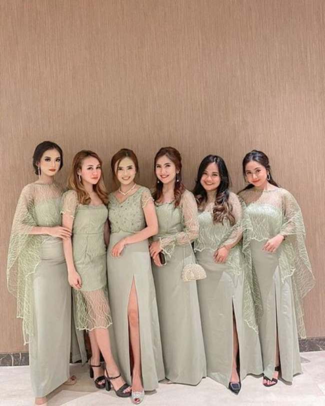 Dress Satin dengan Organza Glitter
