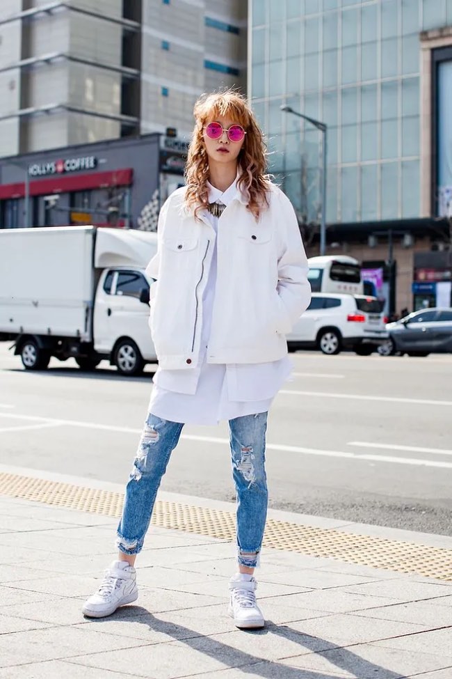 Layering Menggunakan Jaket dan Kaos Panjang