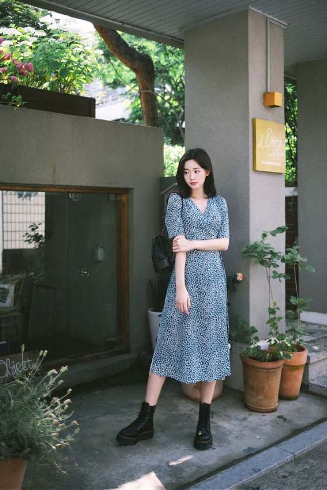 Long Dress Bermotif dan Boots