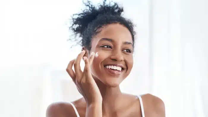 Oleskan Sunscreen dan Moisturizer