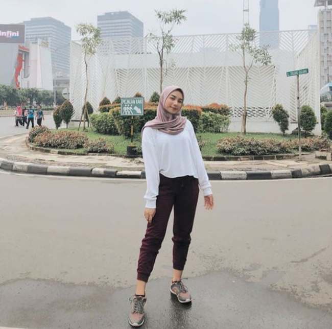 Sweater Putih dan Celana Coklat