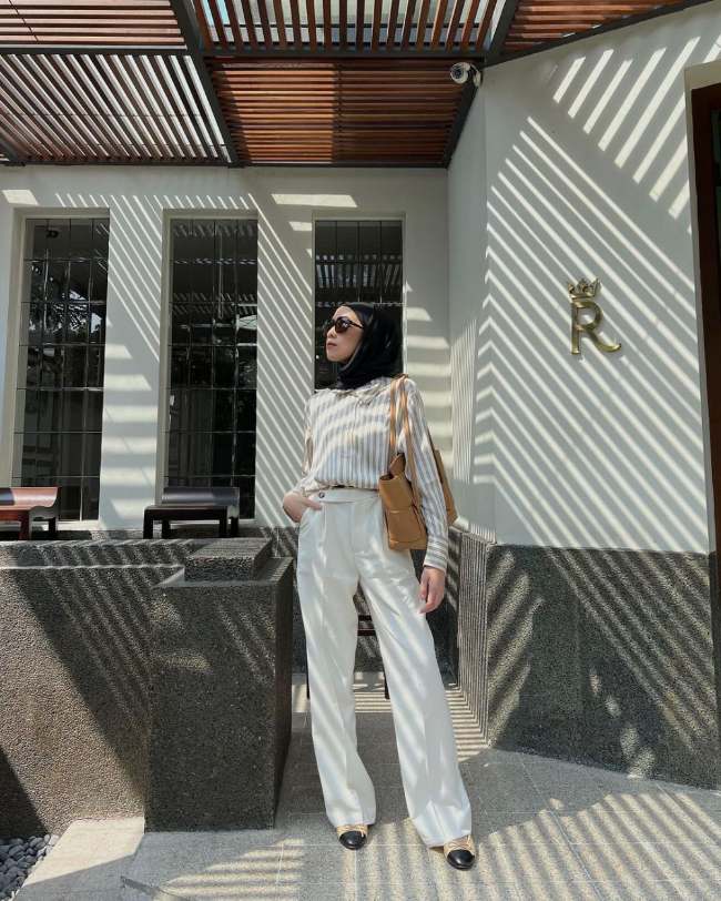 Tampak Trendy dengan Kemeja Motif Stripe