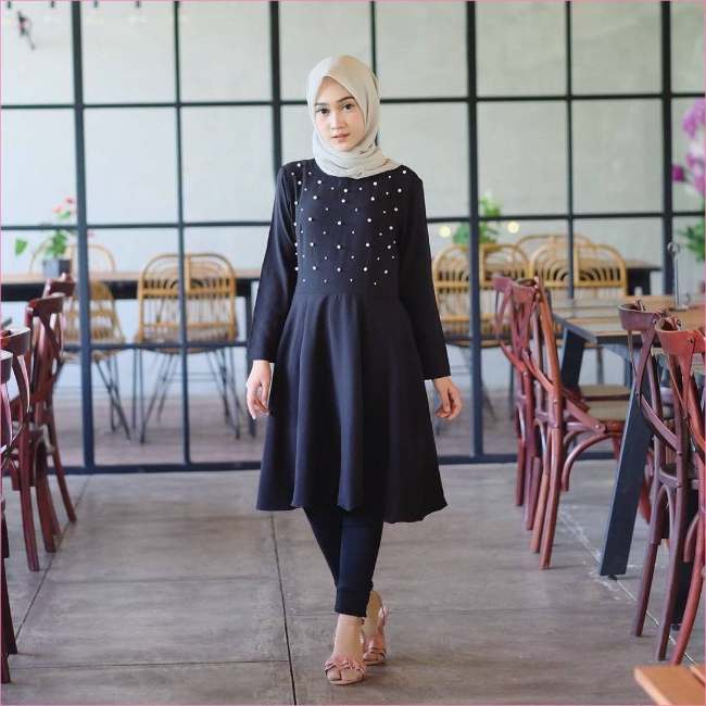 Tunik Hitam Motif dan Celana Legging