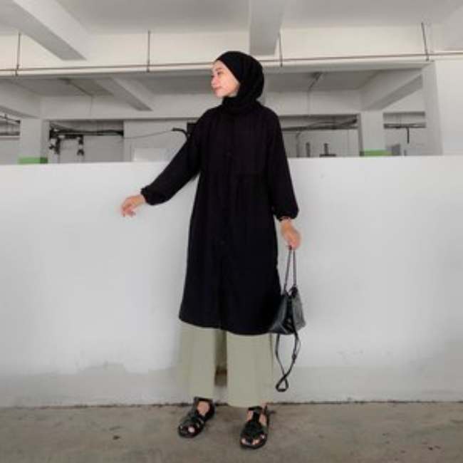 Tunik Hitam dan Celana Kulot