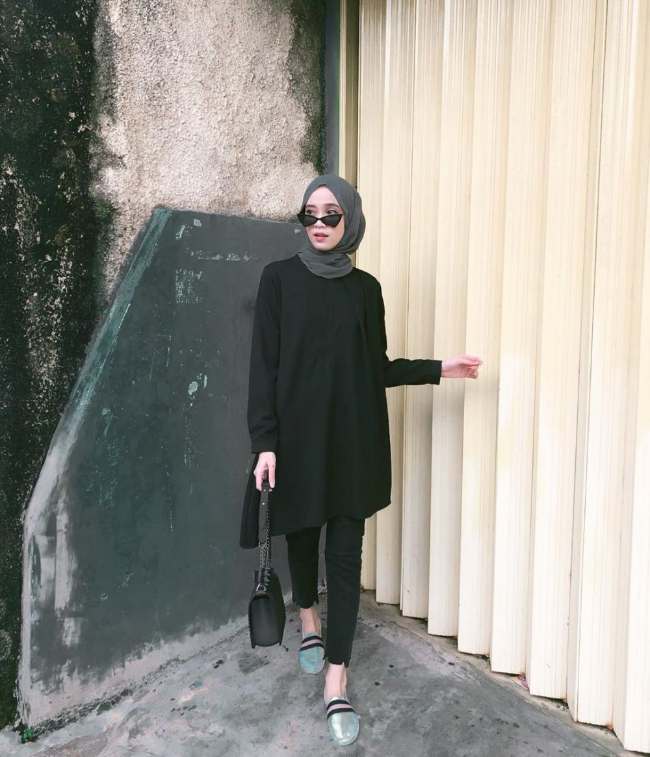 Tunik Hitam dan Skinny Pants