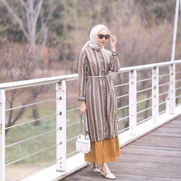Tunik Motif Garis dan Rok Plisket Jatuh