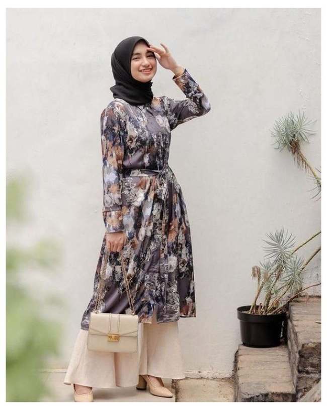 Tunik Motif dan Palazzo Pants