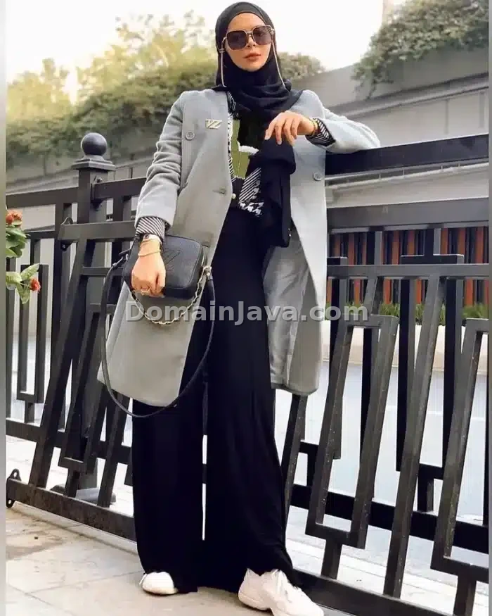 Blazer Long Coat dengan Celana Kulot Hitam