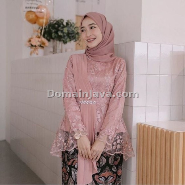 Kebaya dengan Model Peplum