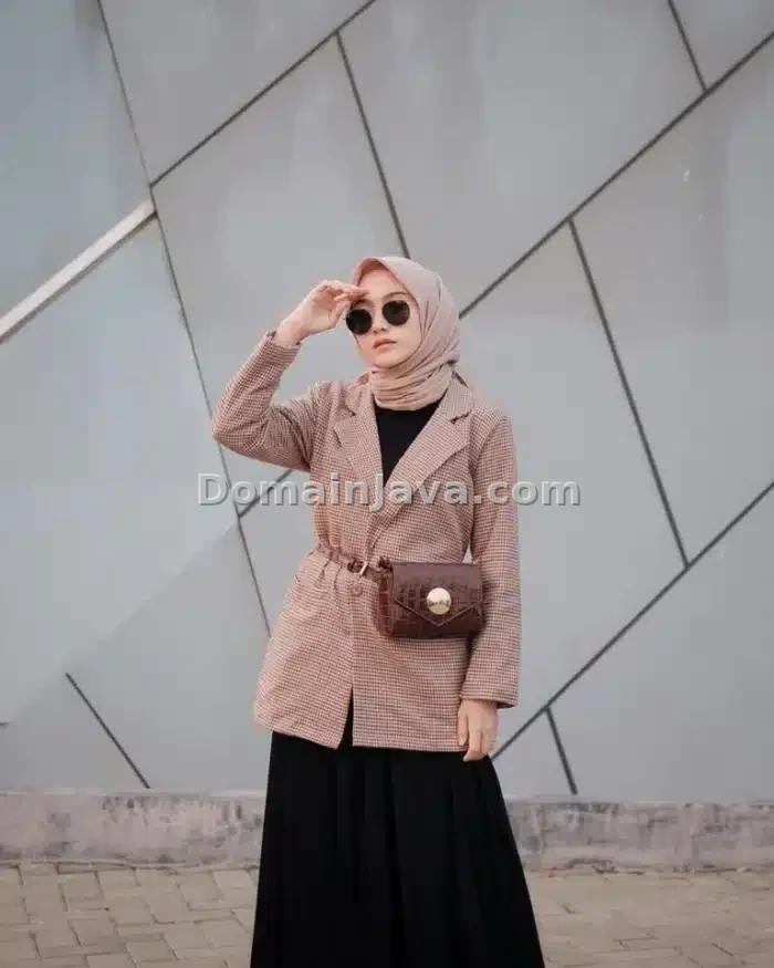 Mode Plaid Blazer dengan Rok Hitam