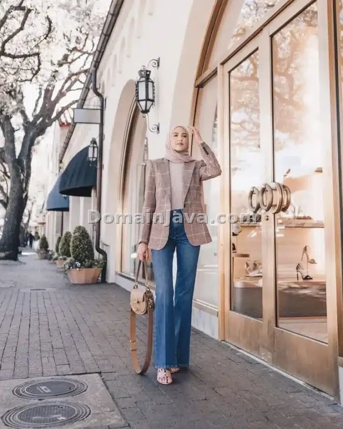 OOTD Blazer Motif Kotak dengan Jeans Cutbray