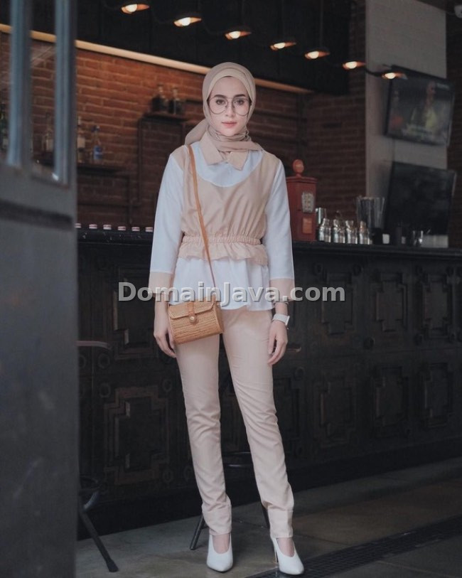 Padukan dengan Celana Ketat untuk Tampilan Casual