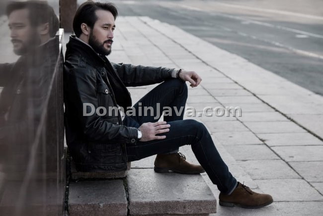 Tampil Klasik dengan Jacket Kulit