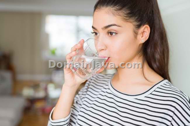 minum air putih yang cukup
